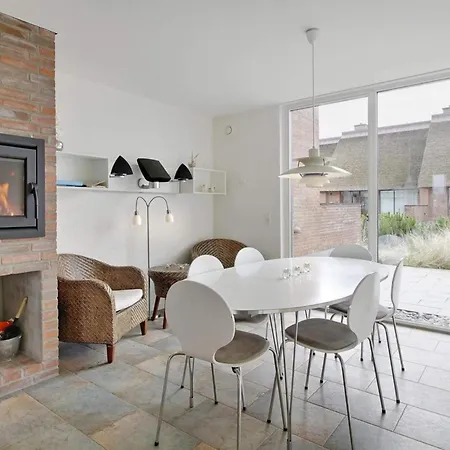 6 Person On A In Romo *